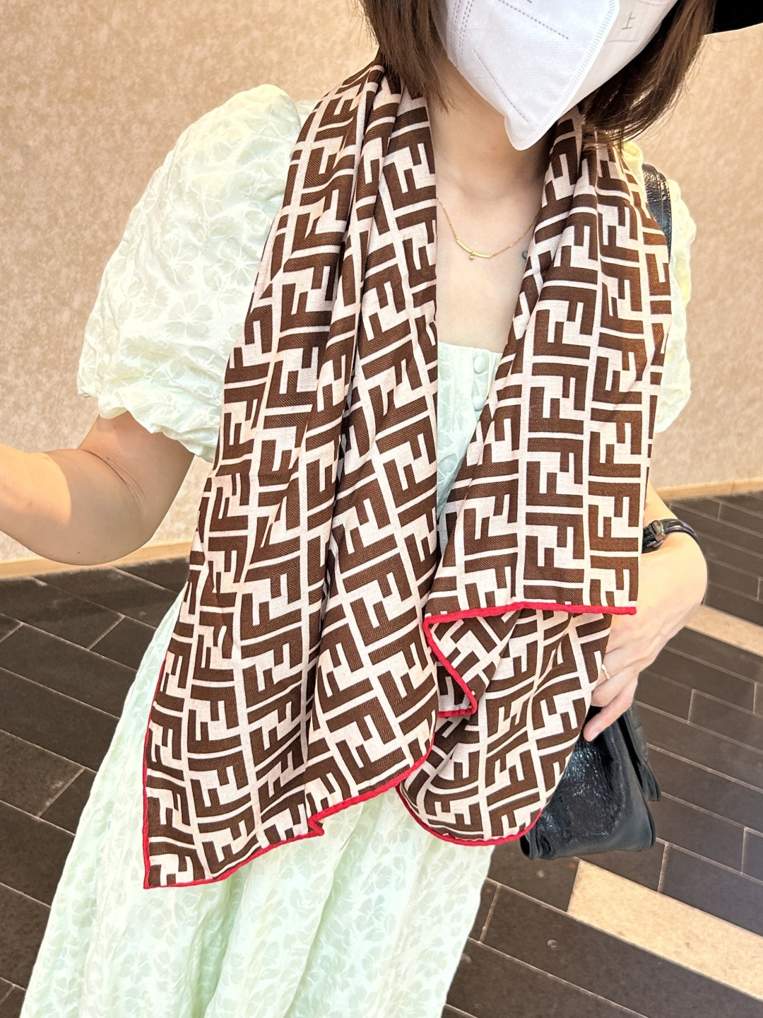 💟诠释什么叫高端顶奢产品～～丝绒方巾Fendi 卓尔不凡，高级有气场！！】非常抬人！永远加分的F秋冬单品