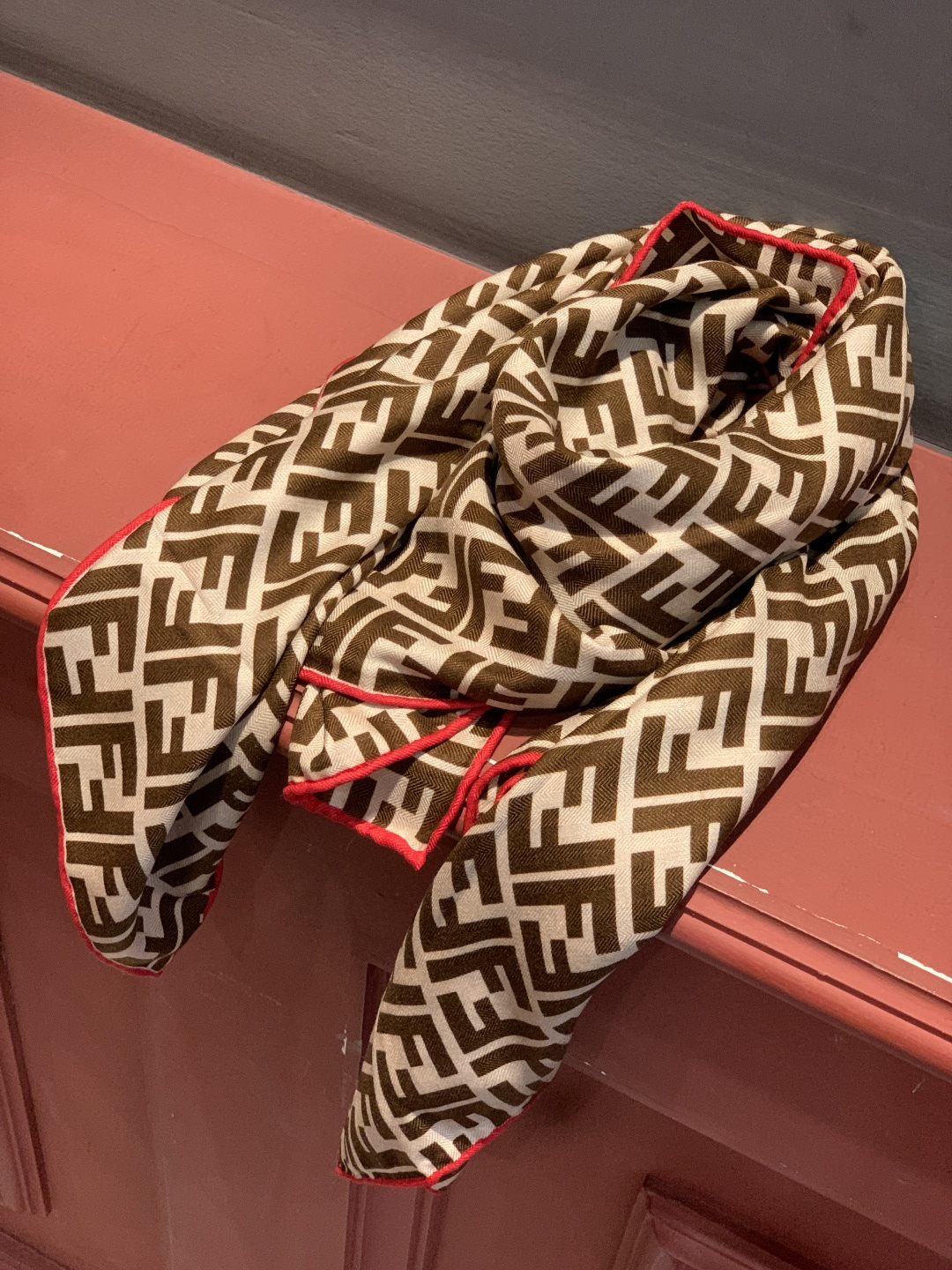 💟诠释什么叫高端顶奢产品～～丝绒方巾Fendi 卓尔不凡，高级有气场！！】非常抬人！永远加分的F秋冬单品