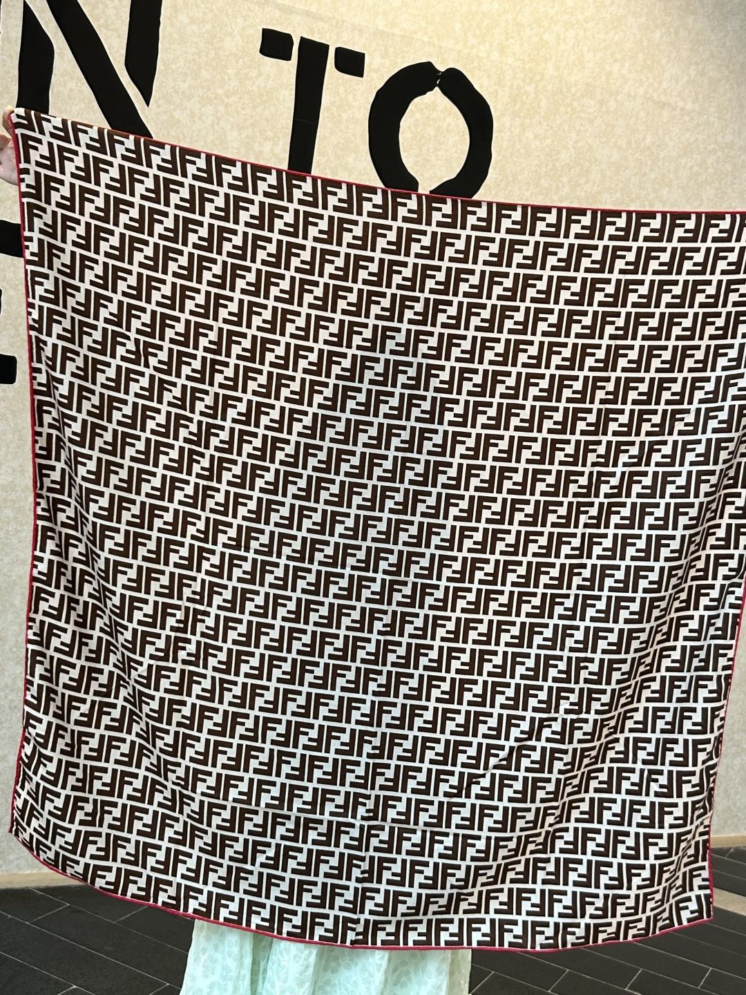 💟诠释什么叫高端顶奢产品～～丝绒方巾Fendi 卓尔不凡，高级有气场！！】非常抬人！永远加分的F秋冬单品