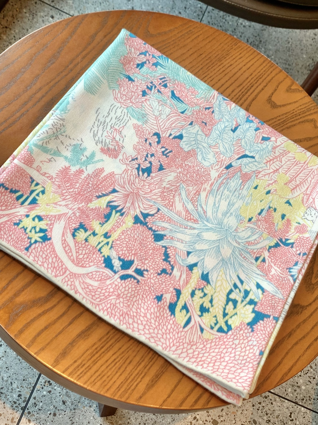 【双面同色】极品Hermes殿堂级御用推荐❗️最好的品质，美炸了哦~【训练典藏方巾】。高端丝绒方巾‼️简