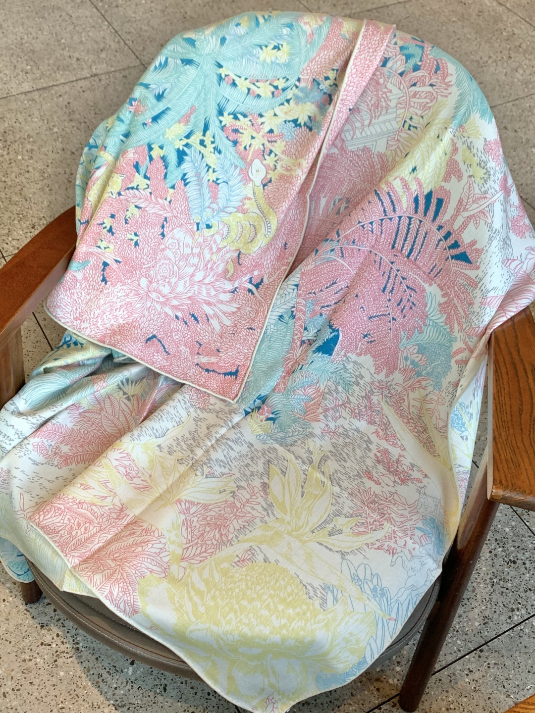 【双面同色】极品Hermes殿堂级御用推荐❗️最好的品质，美炸了哦~【训练典藏方巾】。高端丝绒方巾‼️简