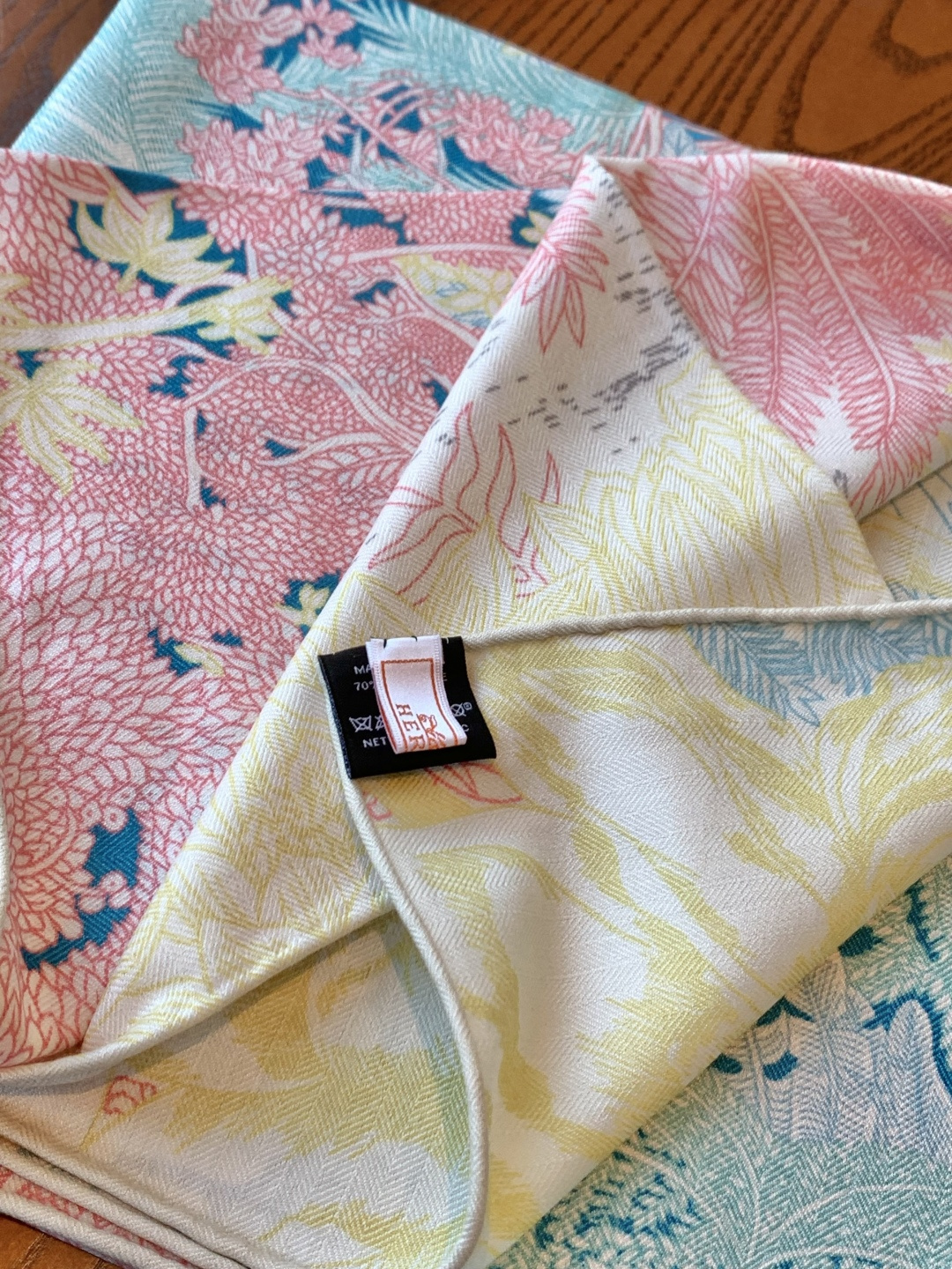 【双面同色】极品Hermes殿堂级御用推荐❗️最好的品质，美炸了哦~【训练典藏方巾】。高端丝绒方巾‼️简