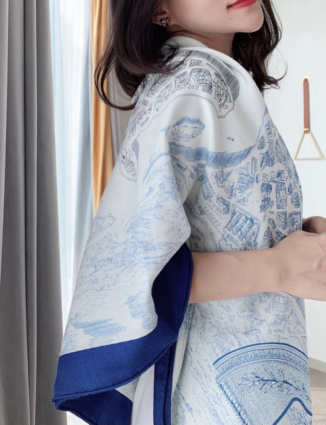 爱马仕～秋冬搭配利器❗️顶级双面同色 版真丝羊绒披肩！！1条等于2条】点睛精彩，图案和配色都超级喜欢，又