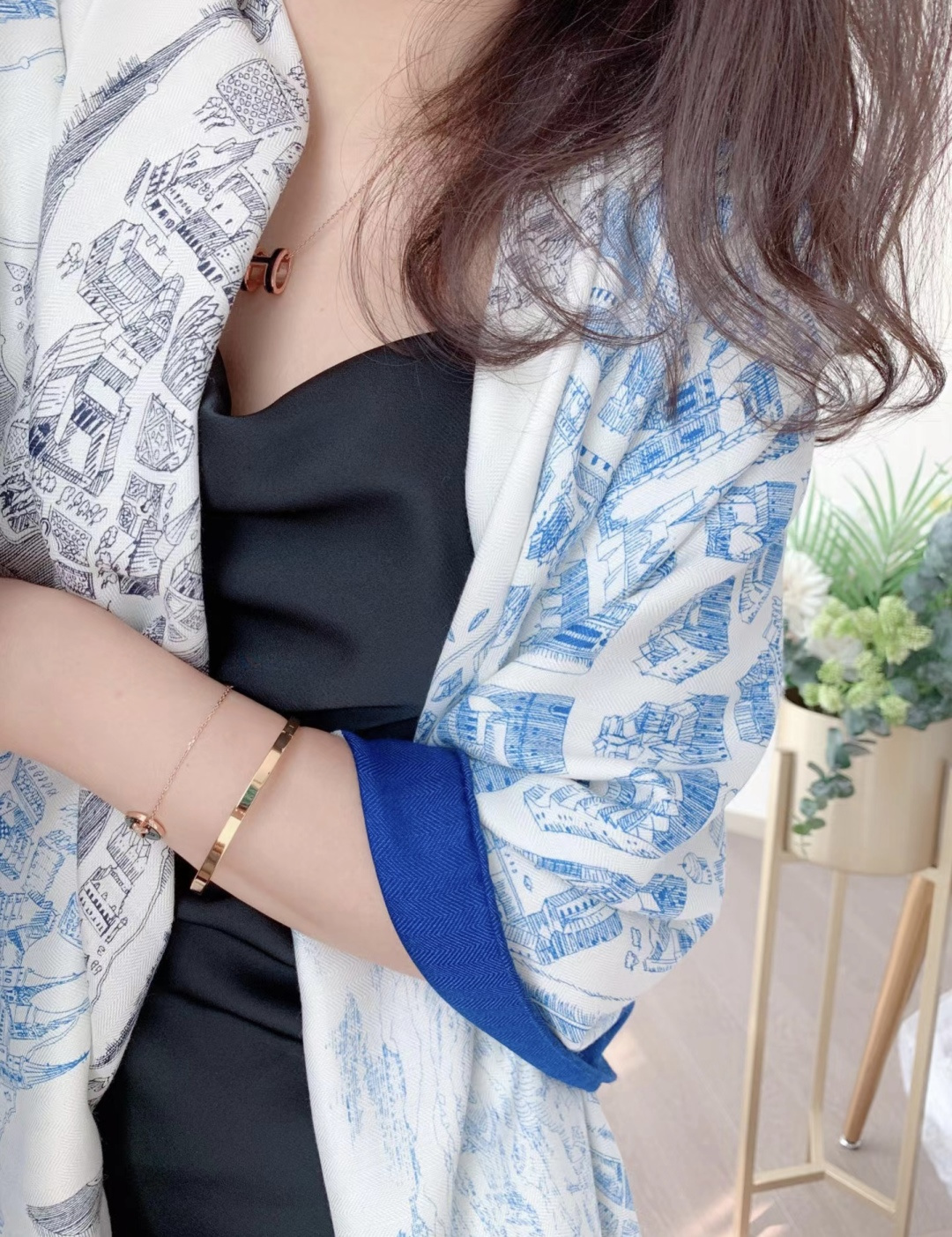 爱马仕～秋冬搭配利器❗️顶级双面同色 版真丝羊绒披肩！！1条等于2条】点睛精彩，图案和配色都超级喜欢，又