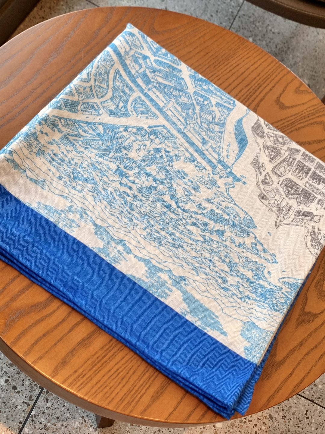 爱马仕～秋冬搭配利器❗️顶级双面同色 版真丝羊绒披肩！！1条等于2条】点睛精彩，图案和配色都超级喜欢，又