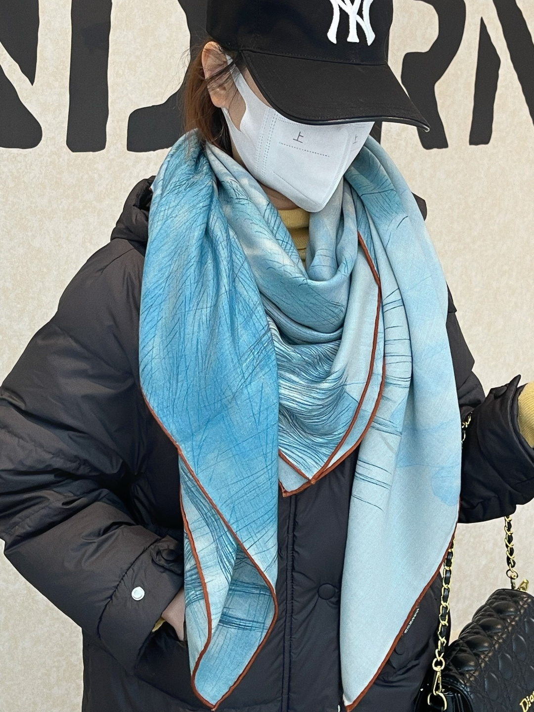 爱马仕～秋冬搭配利器❗️顶级双面同色 版真丝羊绒披肩！！1条等于2条】点睛精彩，图案和配色都超级喜欢，又