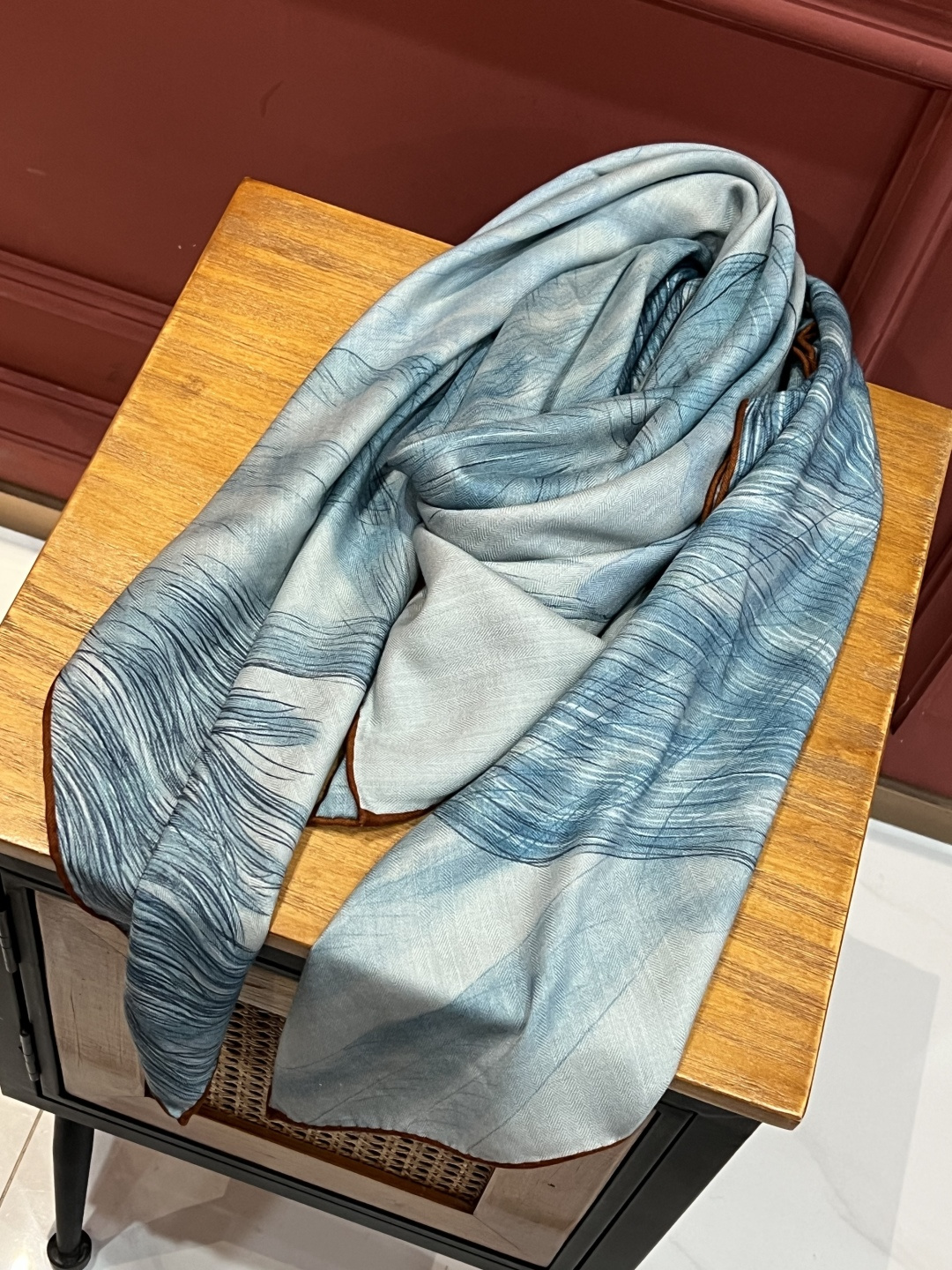 爱马仕～秋冬搭配利器❗️顶级双面同色 版真丝羊绒披肩！！1条等于2条】点睛精彩，图案和配色都超级喜欢，又