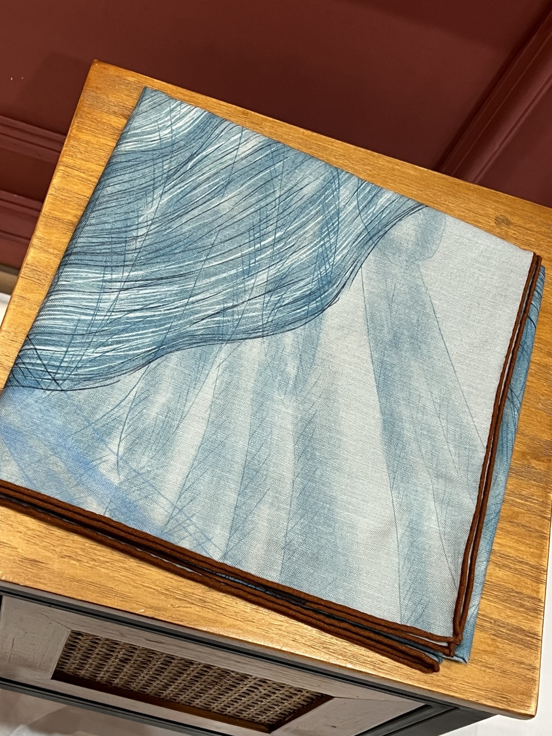 爱马仕～秋冬搭配利器❗️顶级双面同色 版真丝羊绒披肩！！1条等于2条】点睛精彩，图案和配色都超级喜欢，又