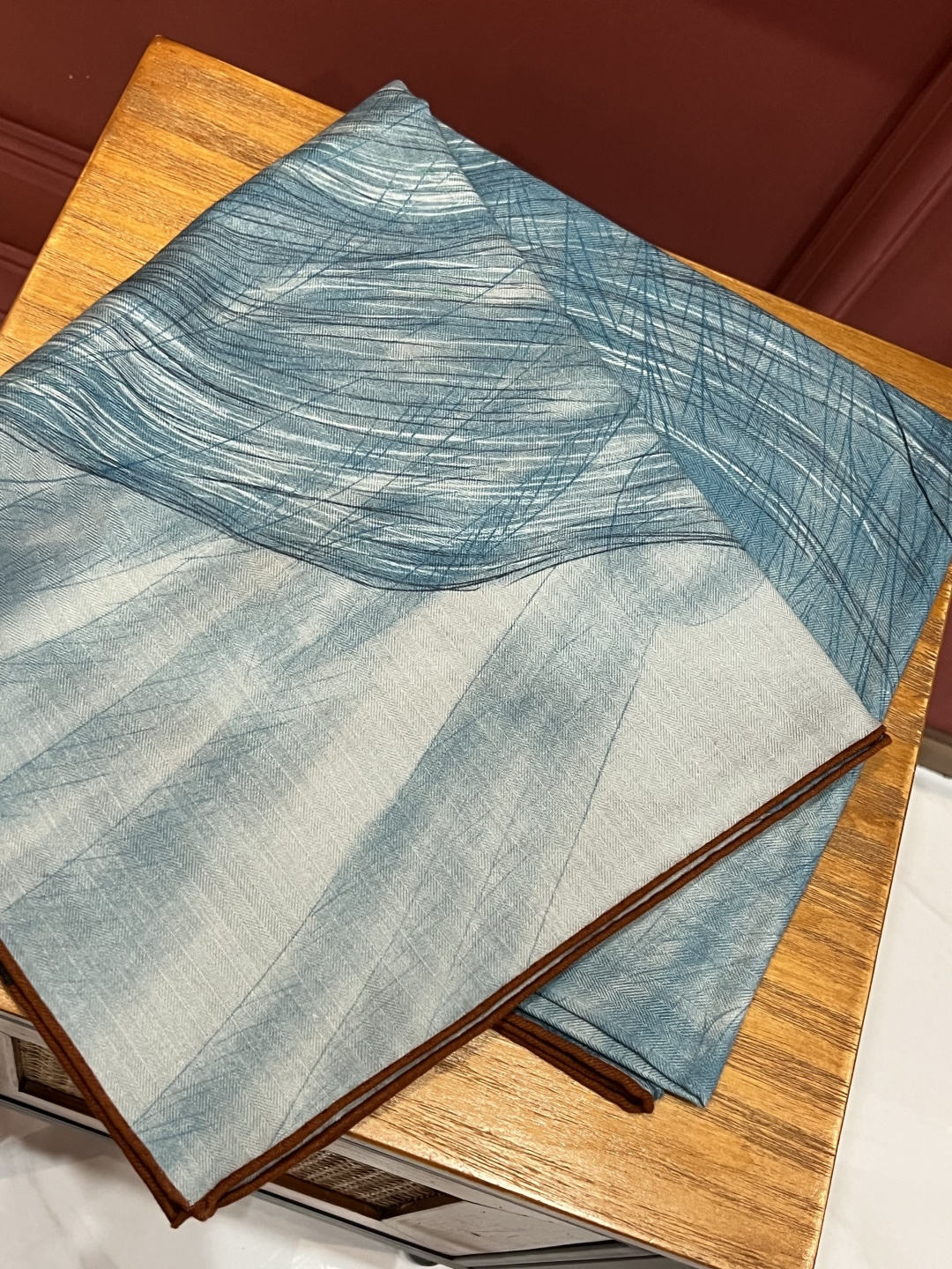 爱马仕～秋冬搭配利器❗️顶级双面同色 版真丝羊绒披肩！！1条等于2条】点睛精彩，图案和配色都超级喜欢，又