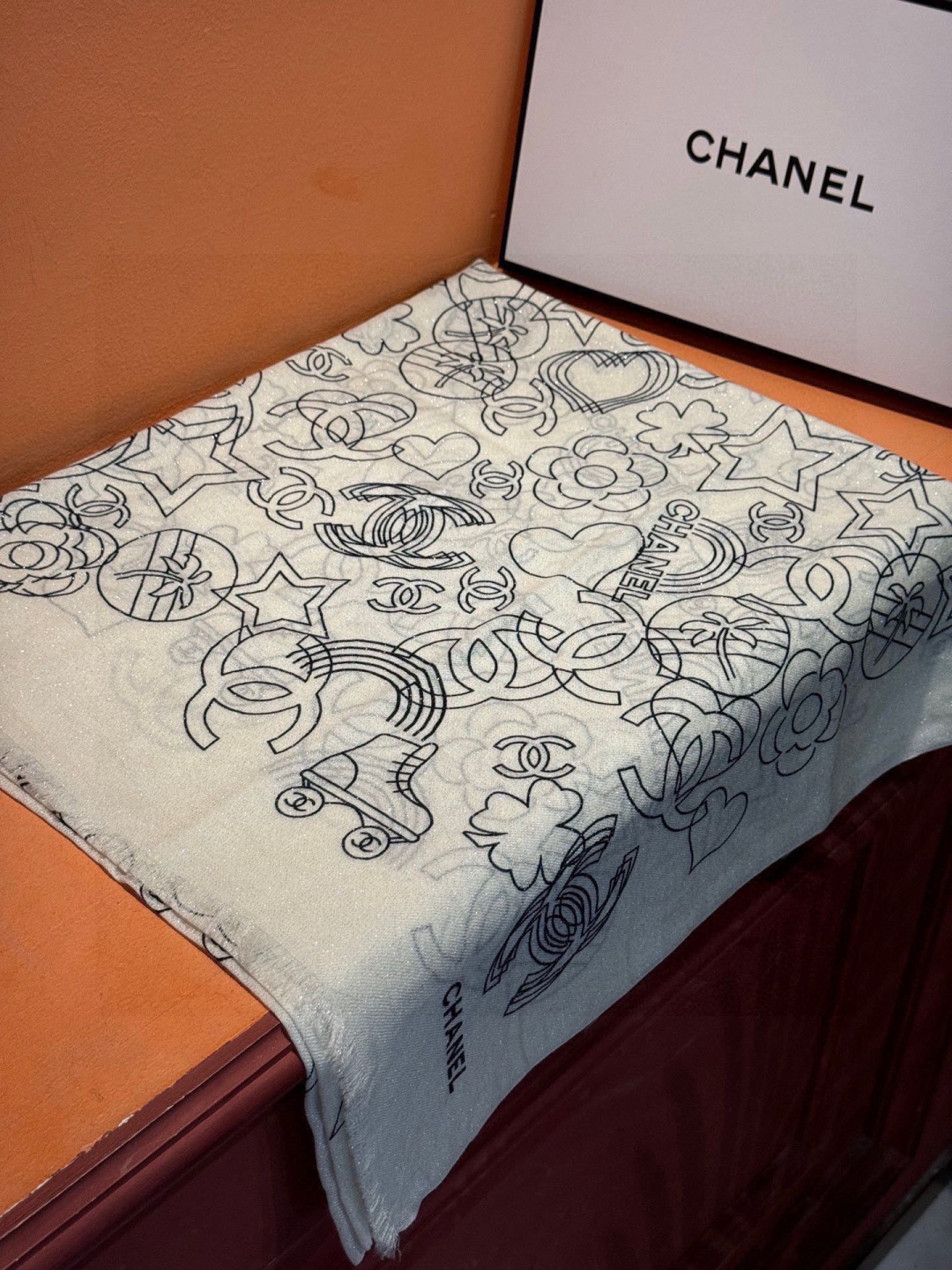 上新🌟 会发光发亮的围巾 💄💋新款客供银线💖羊绒面料长巾 😘美翻了[流泪]【小香银线图标】，御用殿堂级极