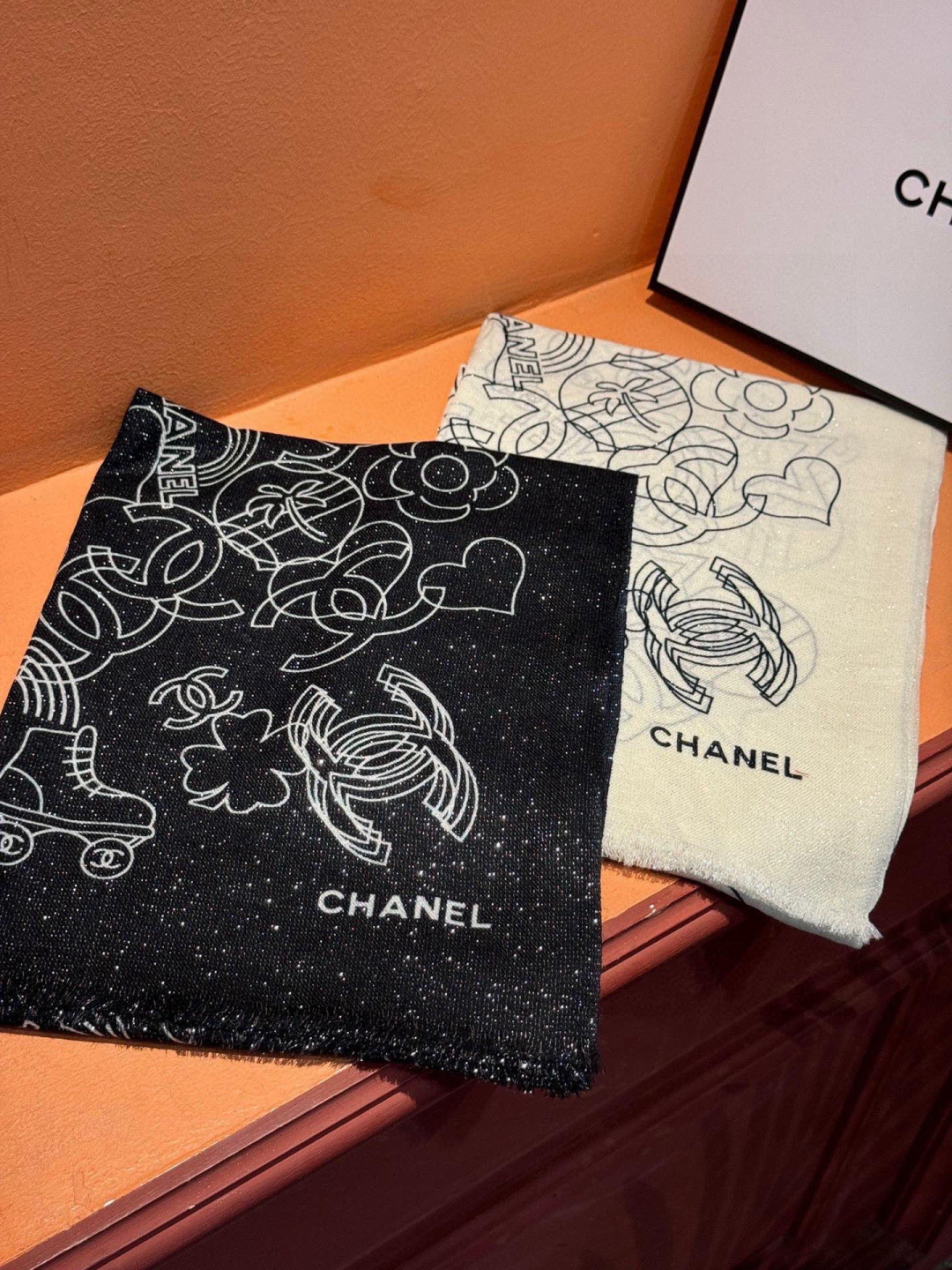 上新🌟 会发光发亮的围巾 💄💋新款客供银线💖羊绒面料长巾 😘美翻了[流泪]【小香银线图标】，御用殿堂级极