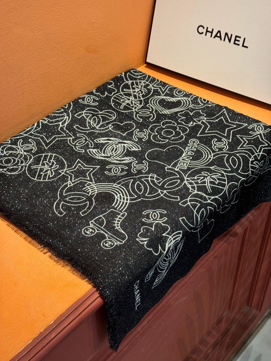 上新🌟 会发光发亮的围巾 💄💋新款客供银线💖羊绒面料长巾 😘美翻了[流泪]【小香银线图标】，御用殿堂级极