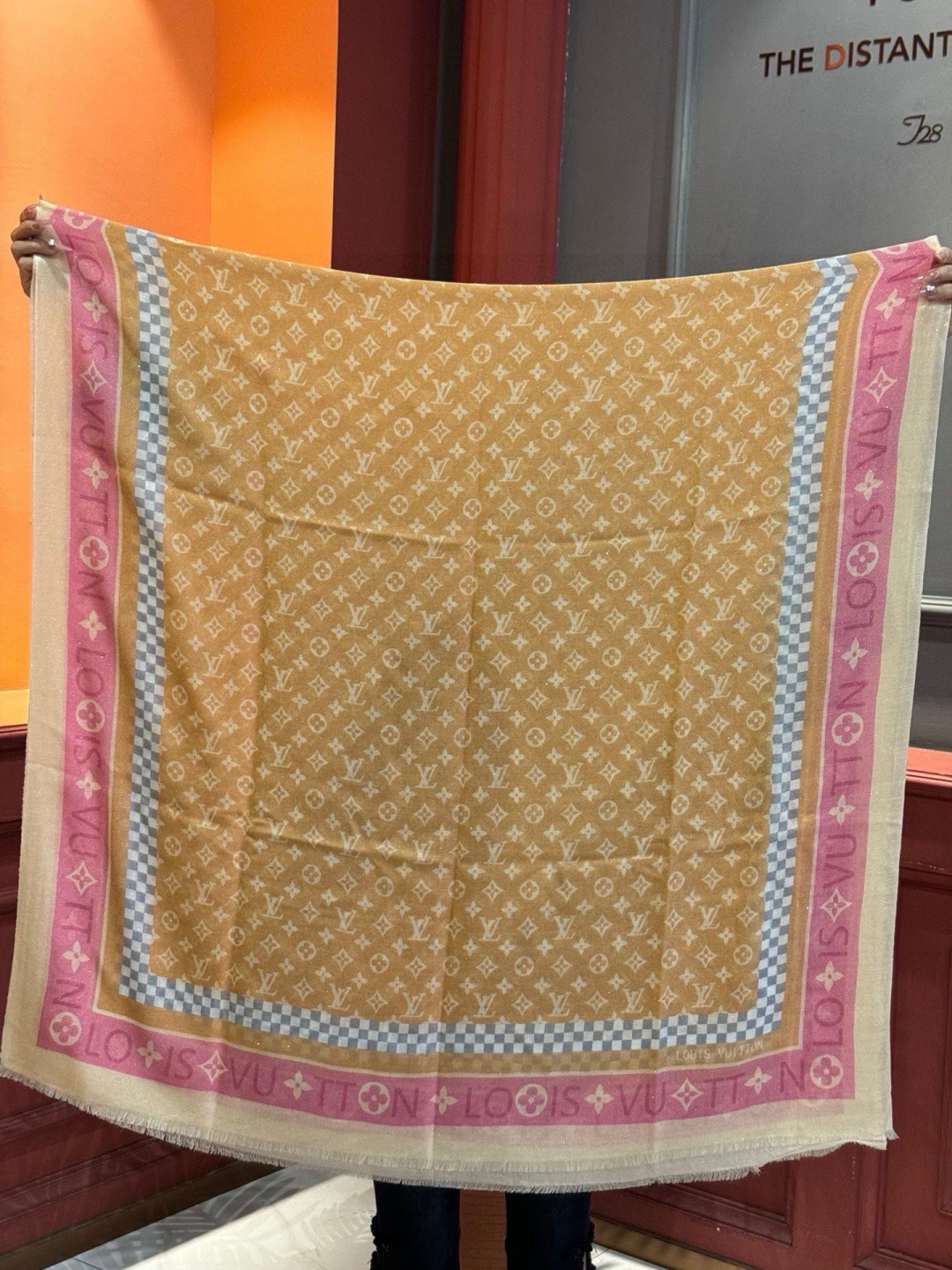 会发光发亮的围巾银丝羊绒长巾✨专柜同步‼️真心赞‼️驴家【L字母与花纹长巾】路易威登经典 Monogra