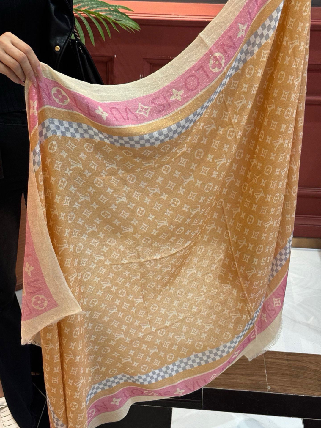 会发光发亮的围巾银丝羊绒长巾✨专柜同步‼️真心赞‼️驴家【L字母与花纹长巾】路易威登经典 Monogra