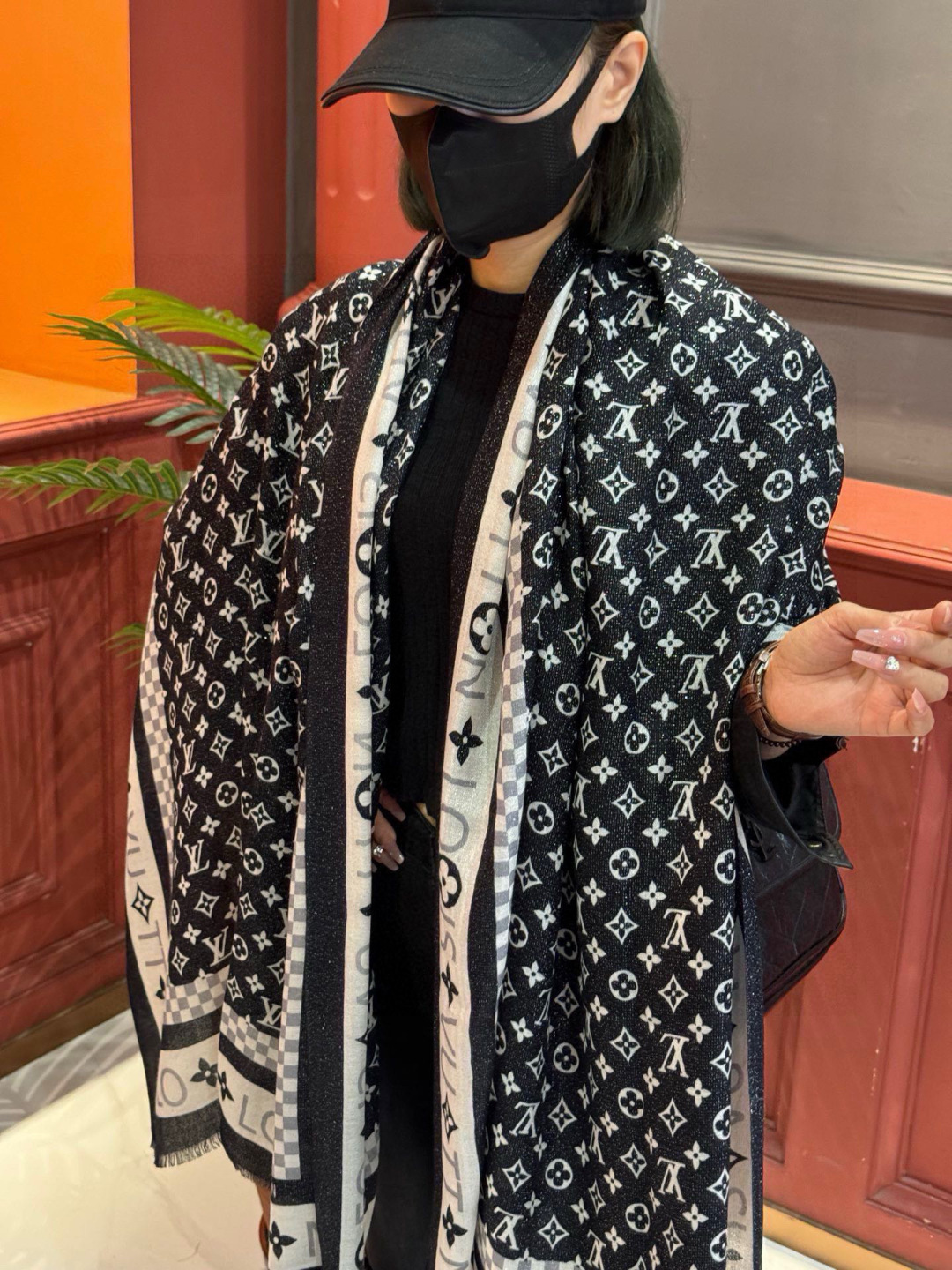 会发光发亮的围巾银丝羊绒长巾✨专柜同步‼️真心赞‼️驴家【L字母与花纹长巾】路易威登经典 Monogra