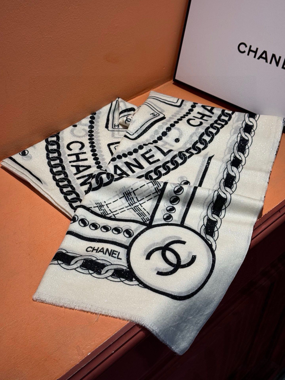 上新🌟 会发光发亮的围巾 💄💋新款客供银线💖羊绒面料长巾 😘美翻了[流泪]【小香银线图标】，御用殿堂级极