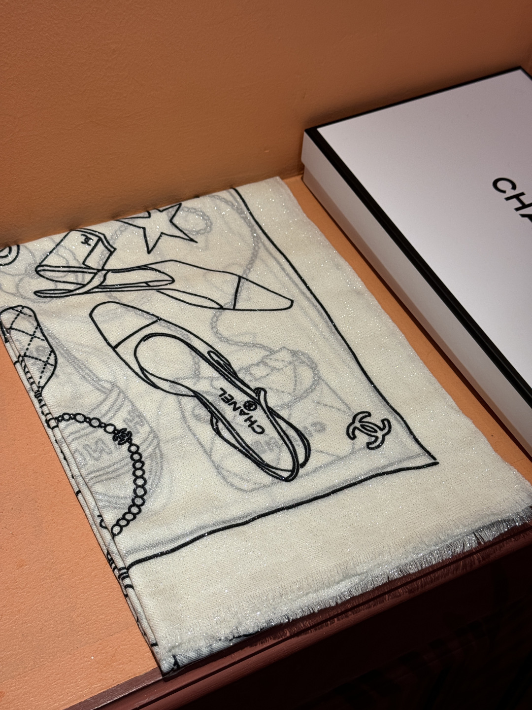 新款💖💖💃🏻💃🏻小香【会发光发亮的小香鞋包羊绒长巾】‼️抢‼️VIP推荐 ‼️👍下手一定要快【高端 大爱