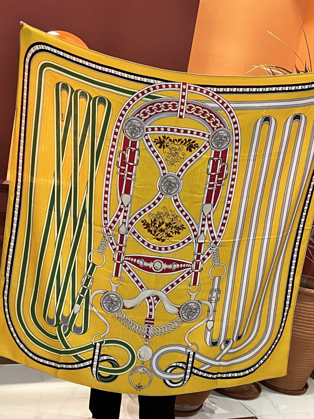 这个绿色 真是超美…超别致Her*es 顶奢品质限量双面双色印染丝绒披肩！！】高级优雅女人味！！一条披肩