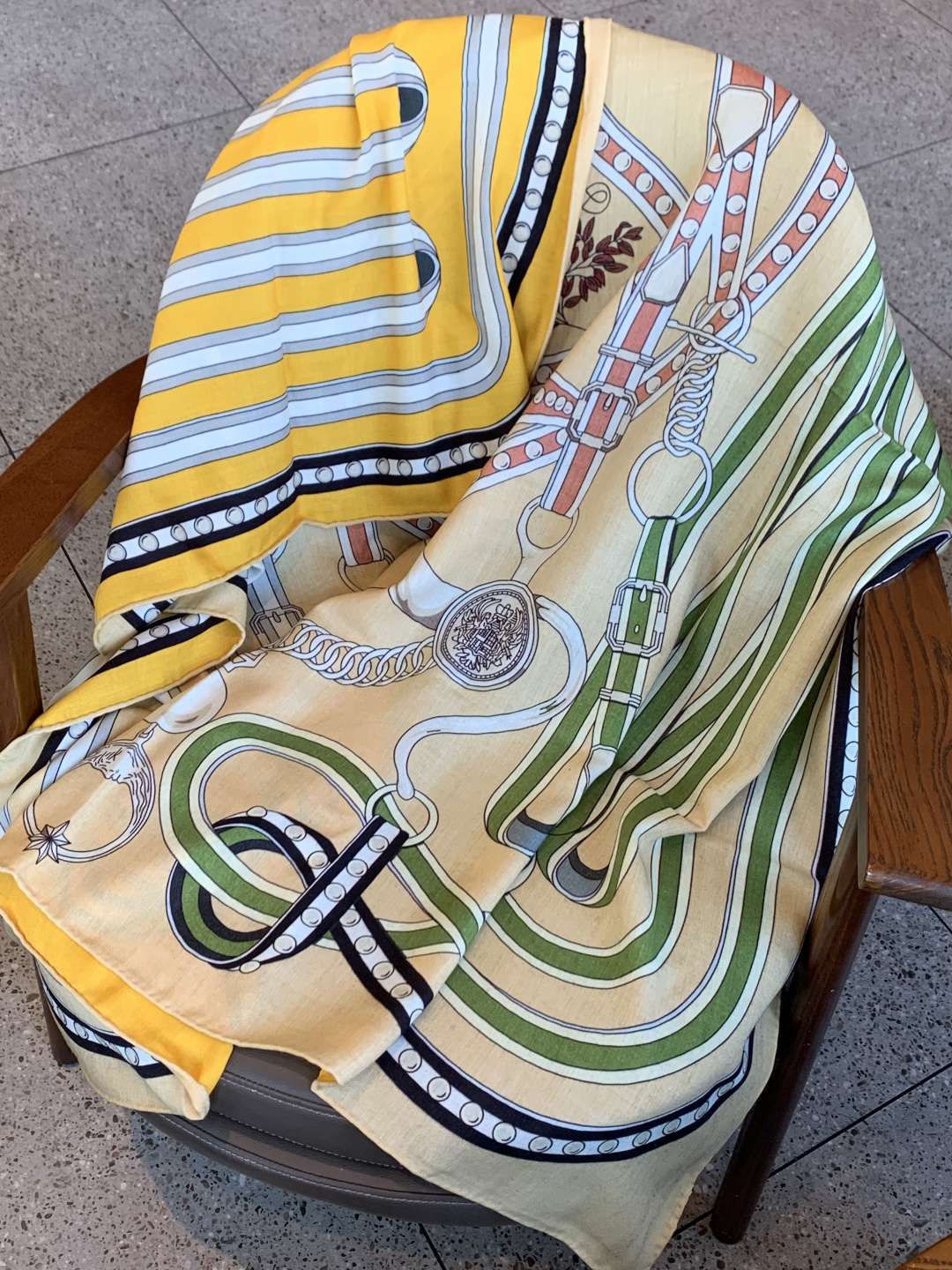 这个绿色 真是超美…超别致Her*es 顶奢品质限量双面双色印染丝绒披肩！！】高级优雅女人味！！一条披肩