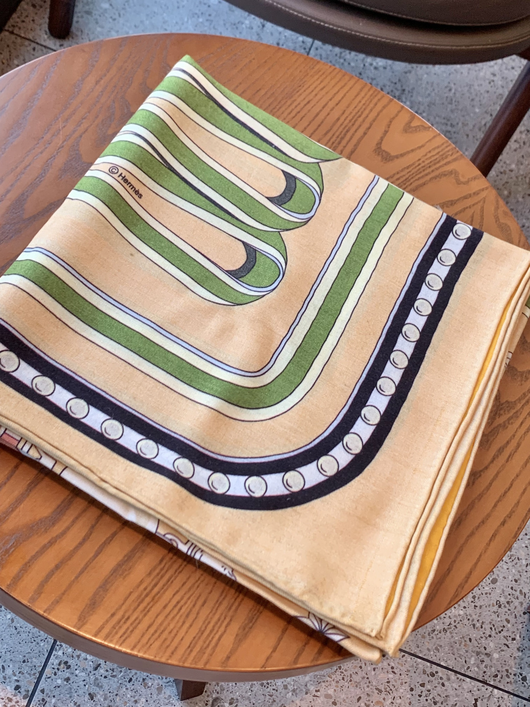 这个绿色 真是超美…超别致Her*es 顶奢品质限量双面双色印染丝绒披肩！！】高级优雅女人味！！一条披肩