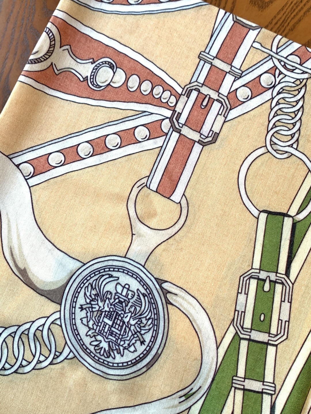 这个绿色 真是超美…超别致Her*es 顶奢品质限量双面双色印染丝绒披肩！！】高级优雅女人味！！一条披肩