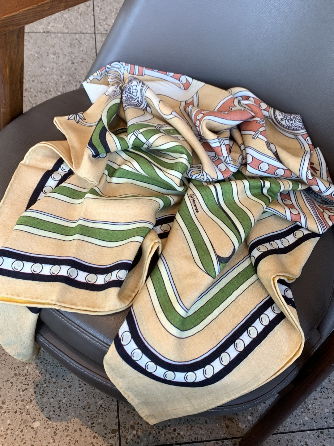 这个绿色 真是超美…超别致Her*es 顶奢品质限量双面双色印染丝绒披肩！！】高级优雅女人味！！一条披肩