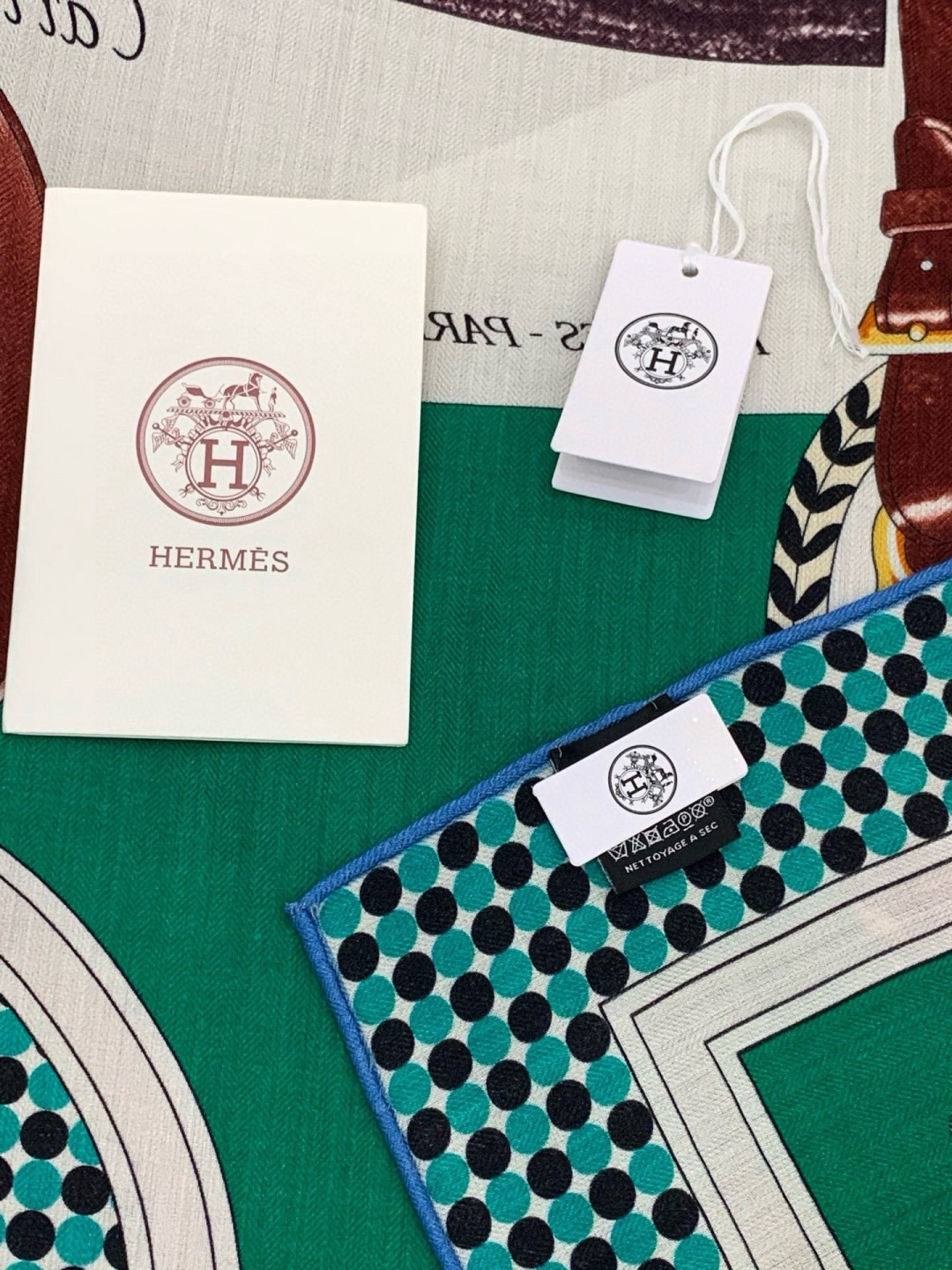 【140顶级丝羊绒双面同色披肩『骏马之城』！！超级气质！！】不仅美有其表，更有好品质与好细节的出彩内质！