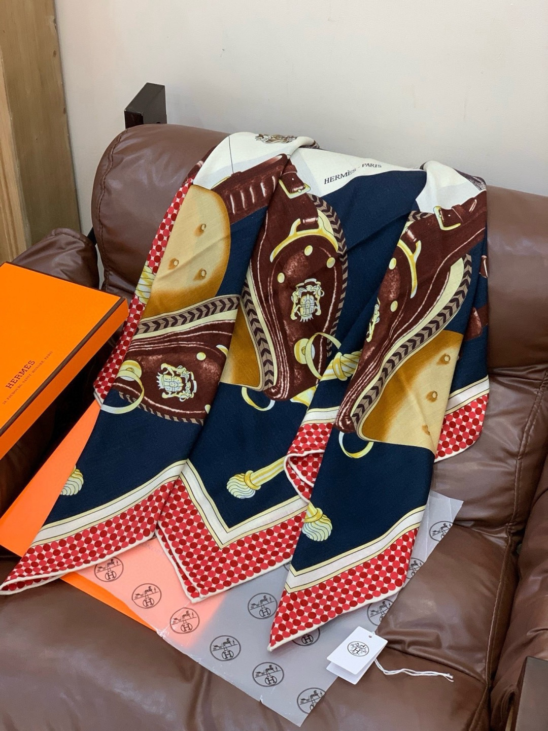 【140顶级丝羊绒双面同色披肩『骏马之城』！！超级气质！！】不仅美有其表，更有好品质与好细节的出彩内质！