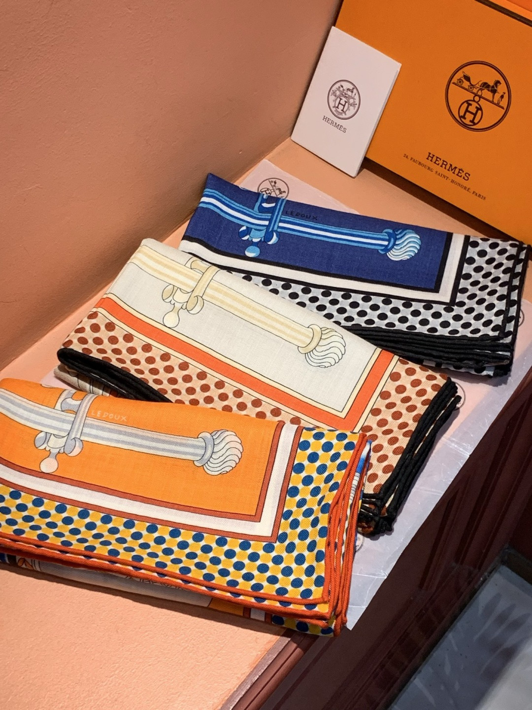 【140顶级丝羊绒双面同色披肩『骏马之城』！！超级气质！！】不仅美有其表，更有好品质与好细节的出彩内质！