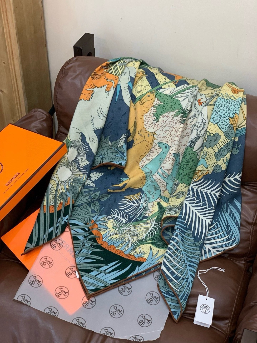 爱马仕～秋冬搭配利器❗️顶级双面同色真丝羊绒披肩！！1条等于2条】点睛精彩，图案和配色都超级喜欢，又一款