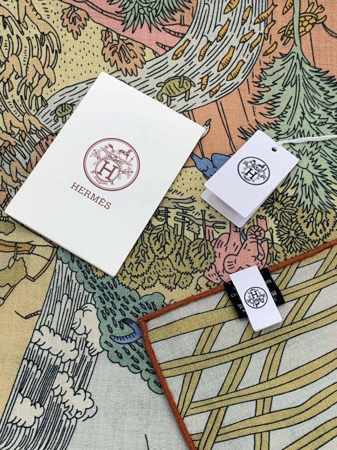 爱马仕～秋冬搭配利器❗️顶级双面同色真丝羊绒披肩！！1条等于2条】点睛精彩，图案和配色都超级喜欢，又一款