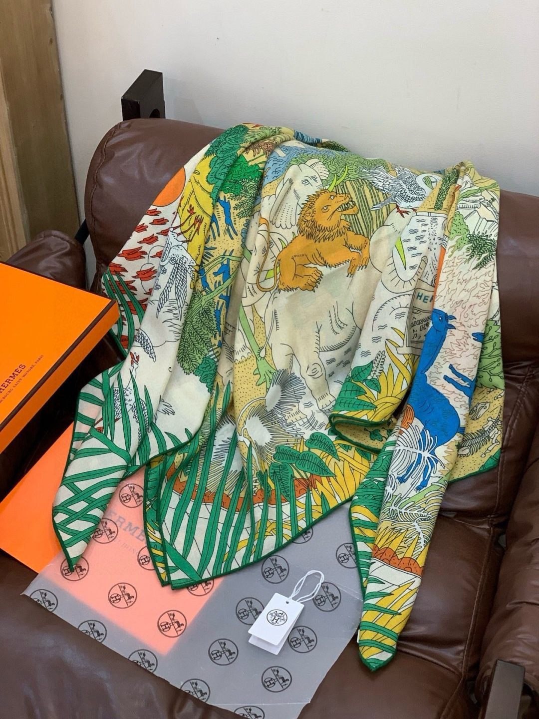 爱马仕～秋冬搭配利器❗️顶级双面同色真丝羊绒披肩！！1条等于2条】点睛精彩，图案和配色都超级喜欢，又一款