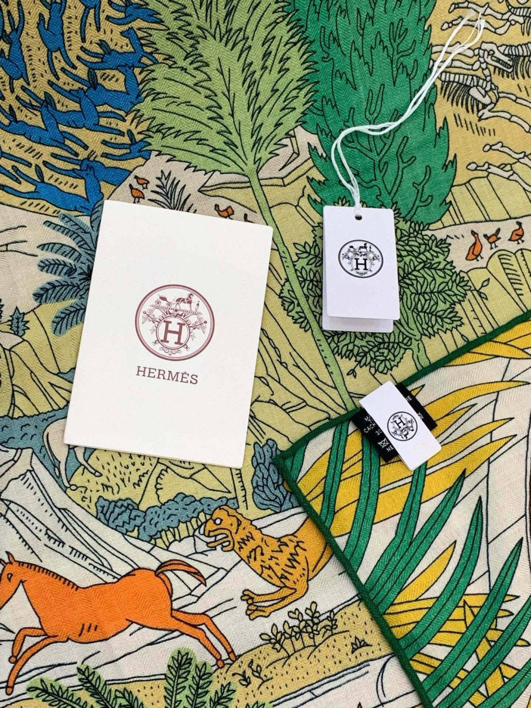 爱马仕～秋冬搭配利器❗️顶级双面同色真丝羊绒披肩！！1条等于2条】点睛精彩，图案和配色都超级喜欢，又一款