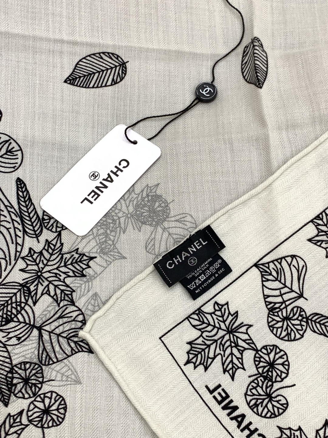 2025秋冬高级成衣系列～Chanel 【140双面同色丝绒披肩】此系列谱写一曲自由轻灵的赞歌本系列作品