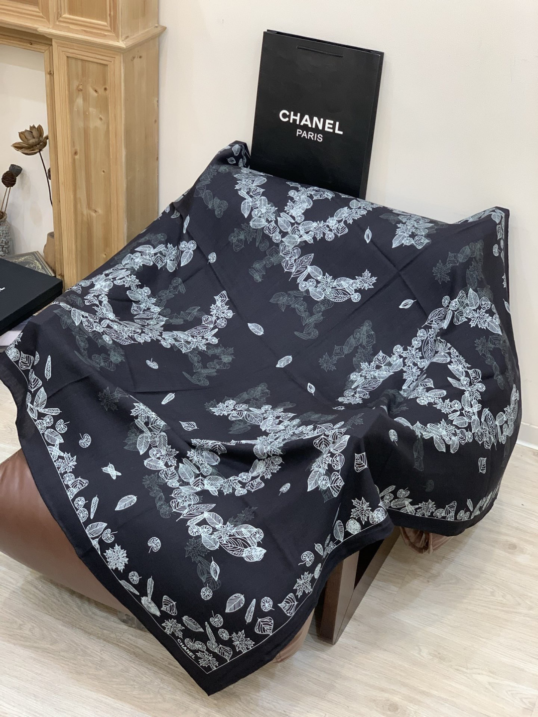 2025秋冬高级成衣系列～Chanel 【140双面同色丝绒披肩】此系列谱写一曲自由轻灵的赞歌本系列作品