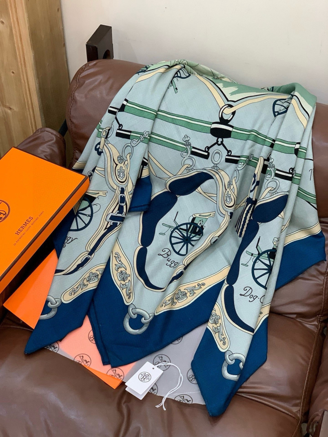 羊绒新款🆕👏👏买了都说好看‼️推荐💕爱马仕双面同色羊绒方巾【双面同色140】，顶级工艺超值‼️爱马仕专柜