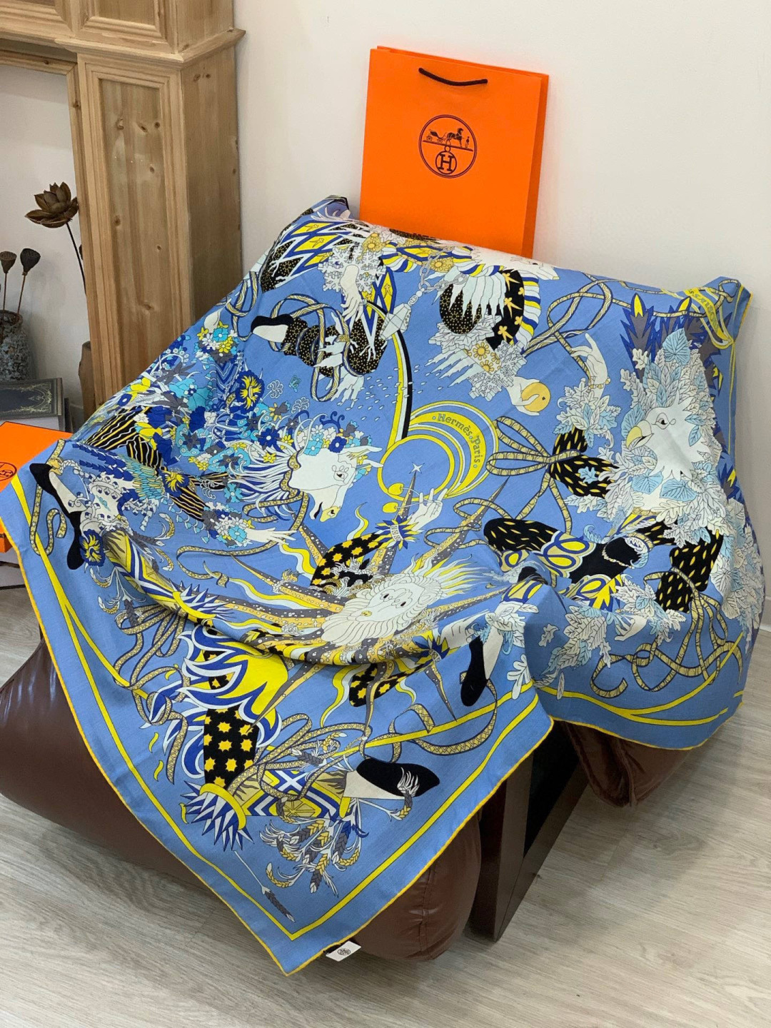 新款爱马仕四季之王的加冕140*140cm，双面同色印花，高端的重磅丝羊绒面料，正反两面效果一样，70%