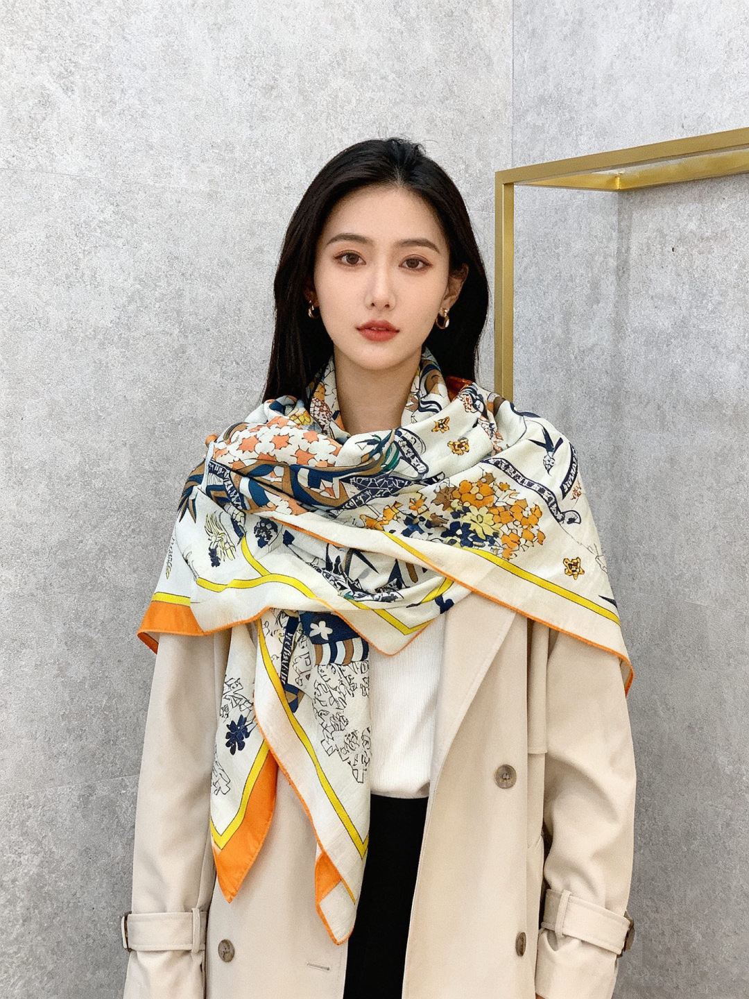 新款爱马仕四季之王的加冕140*140cm，双面同色印花，高端的重磅丝羊绒面料，正反两面效果一样，70%