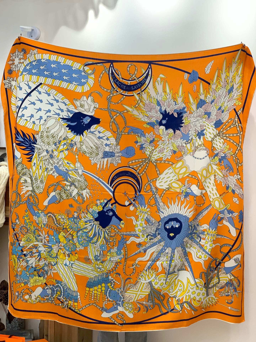 新款爱马仕四季之王的加冕140*140cm，双面同色印花，高端的重磅丝羊绒面料，正反两面效果一样，70%