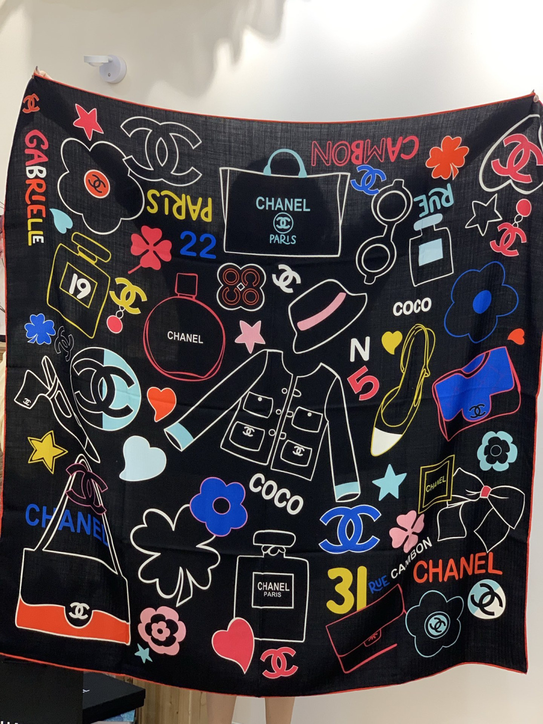 2025秋冬高级成衣系列～Chanel 【140双面同色丝绒披肩】此系列谱写一曲自由轻灵的赞歌本系列作品