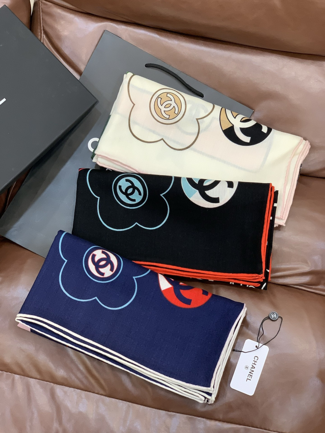 2025秋冬高级成衣系列～Chanel 【140双面同色丝绒披肩】此系列谱写一曲自由轻灵的赞歌本系列作品