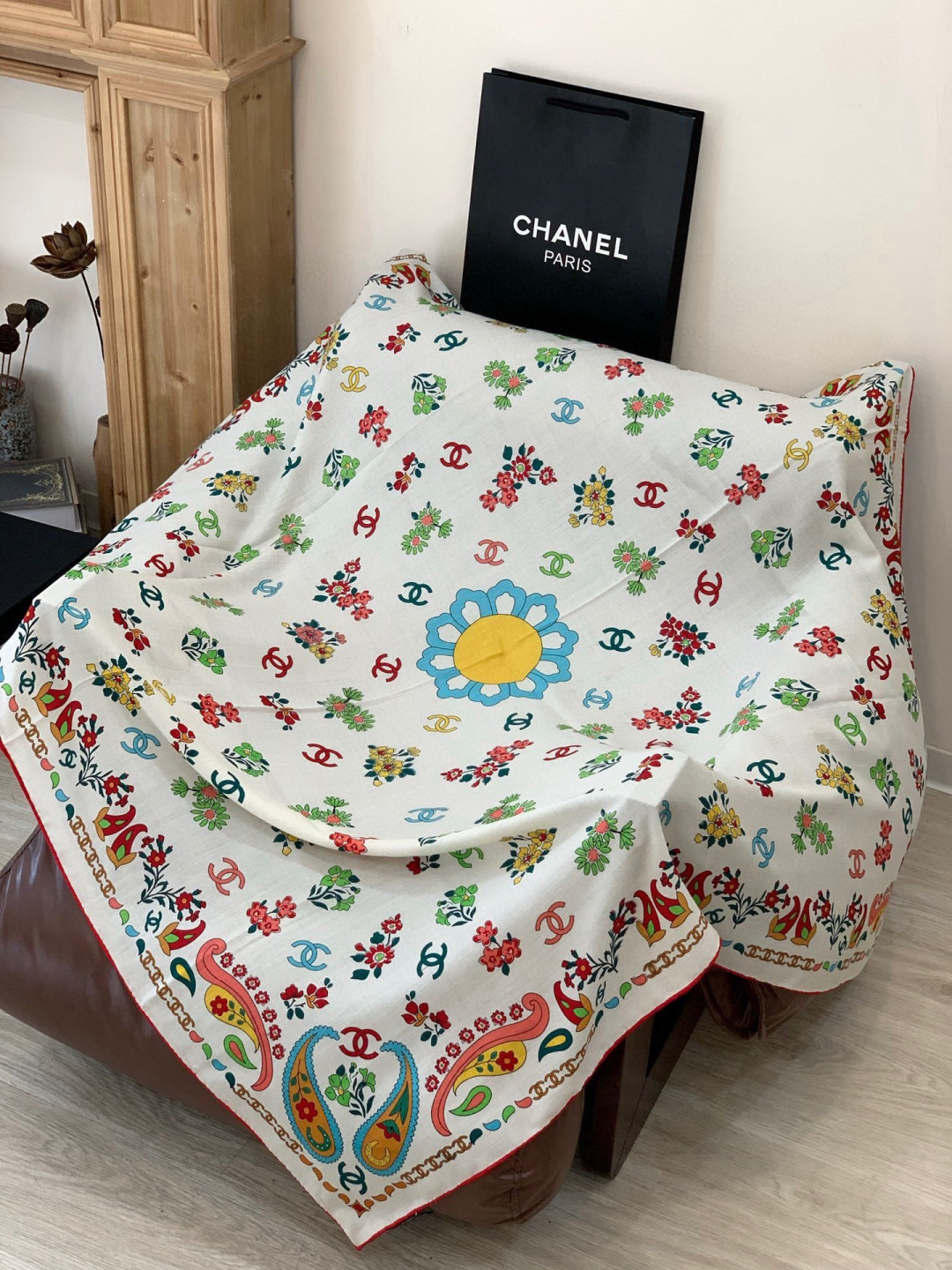 2025秋冬高级成衣系列～Chanel 【140双面同色丝绒披肩】此系列谱写一曲自由轻灵的赞歌本系列作品