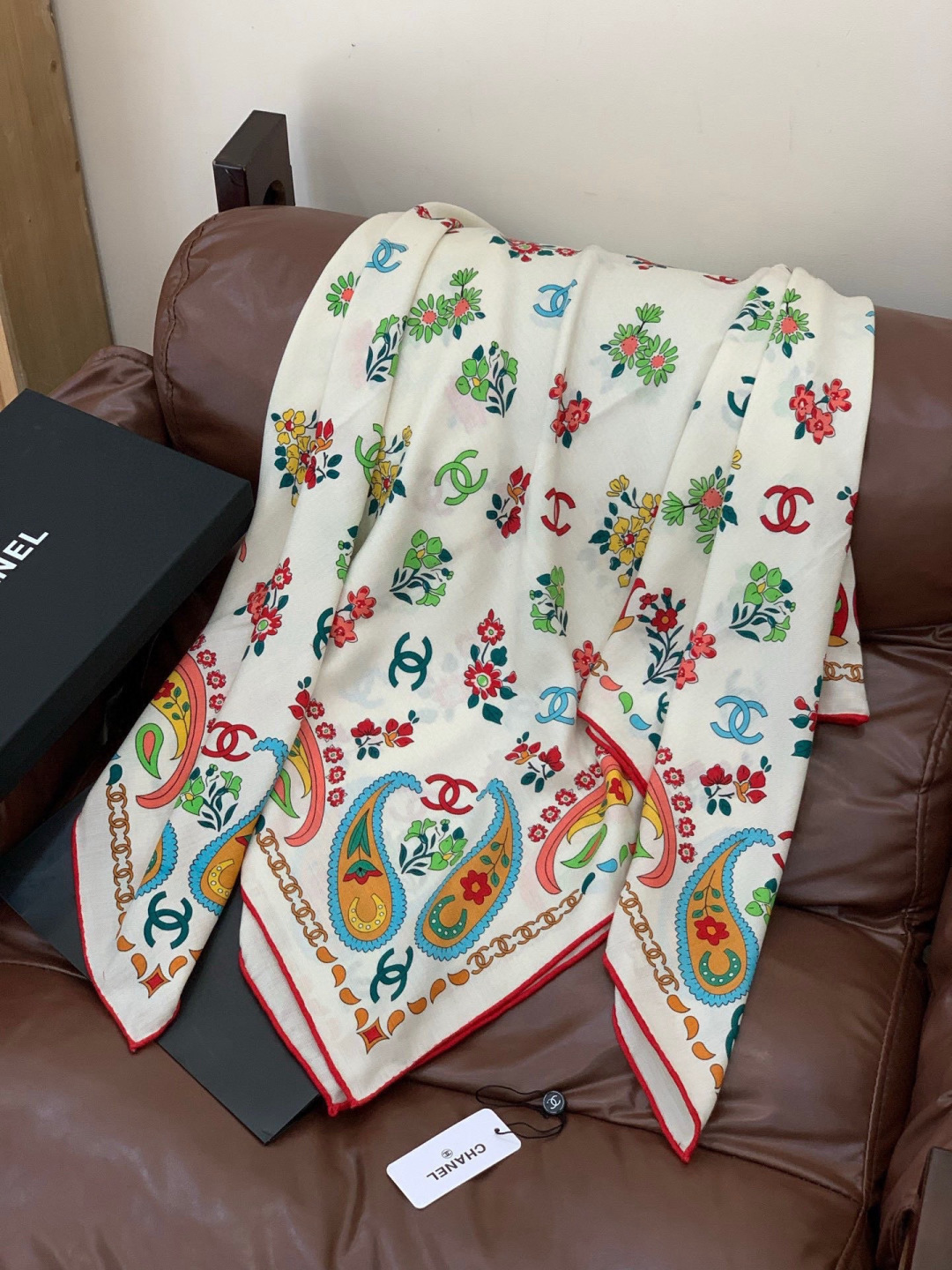 2025秋冬高级成衣系列～Chanel 【140双面同色丝绒披肩】此系列谱写一曲自由轻灵的赞歌本系列作品