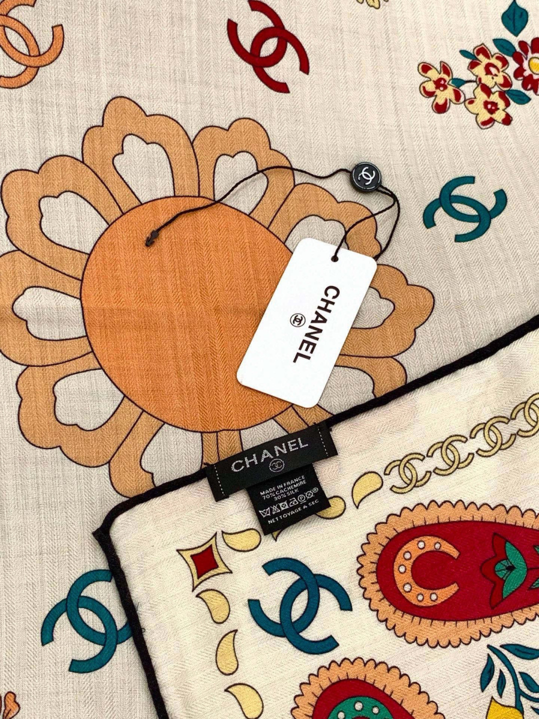 2025秋冬高级成衣系列～Chanel 【140双面同色丝绒披肩】此系列谱写一曲自由轻灵的赞歌本系列作品