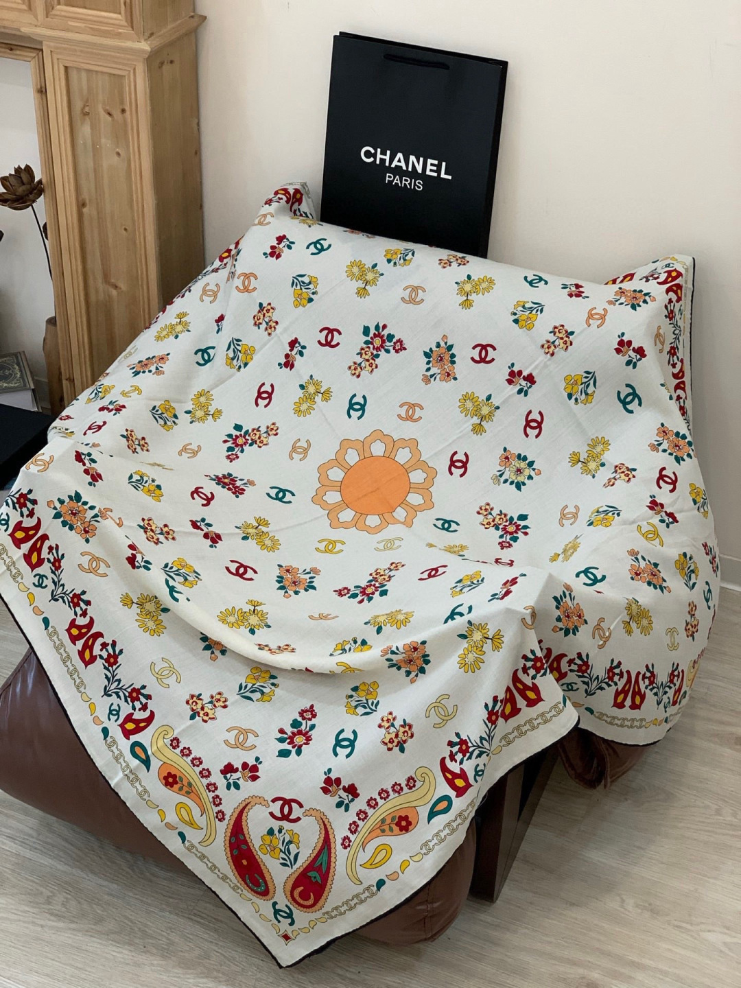 2025秋冬高级成衣系列～Chanel 【140双面同色丝绒披肩】此系列谱写一曲自由轻灵的赞歌本系列作品