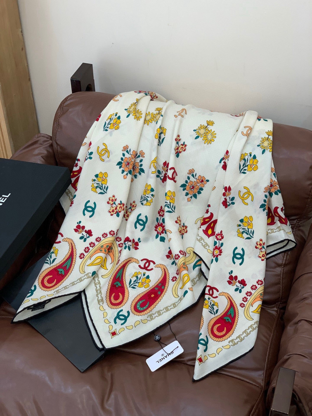 2025秋冬高级成衣系列～Chanel 【140双面同色丝绒披肩】此系列谱写一曲自由轻灵的赞歌本系列作品