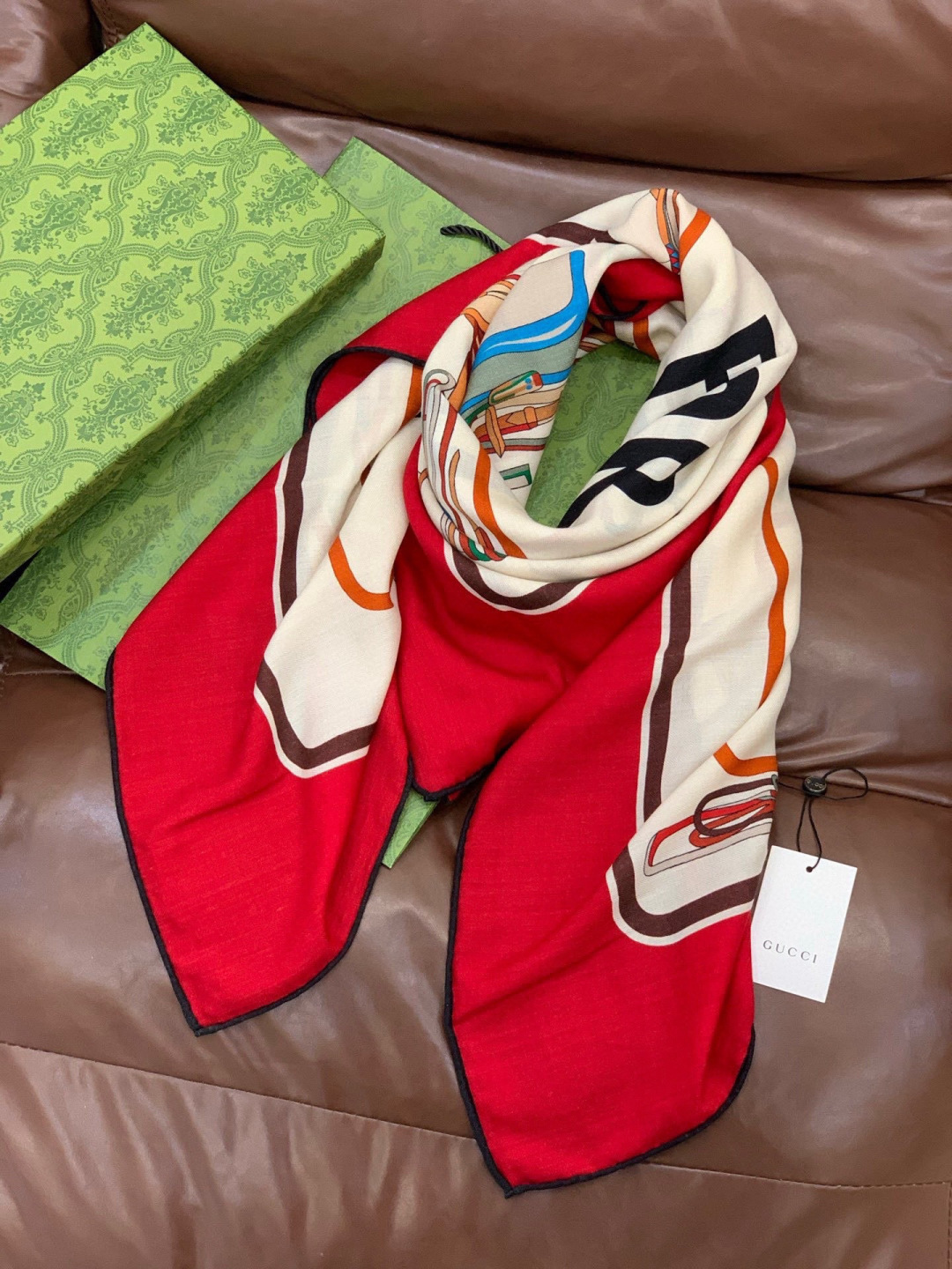 💟Gucci~140双面丝绒披肩马鞍细节和骑马图案以精致色调匠心呈献，意在向品牌与马术世界的深厚渊源致敬