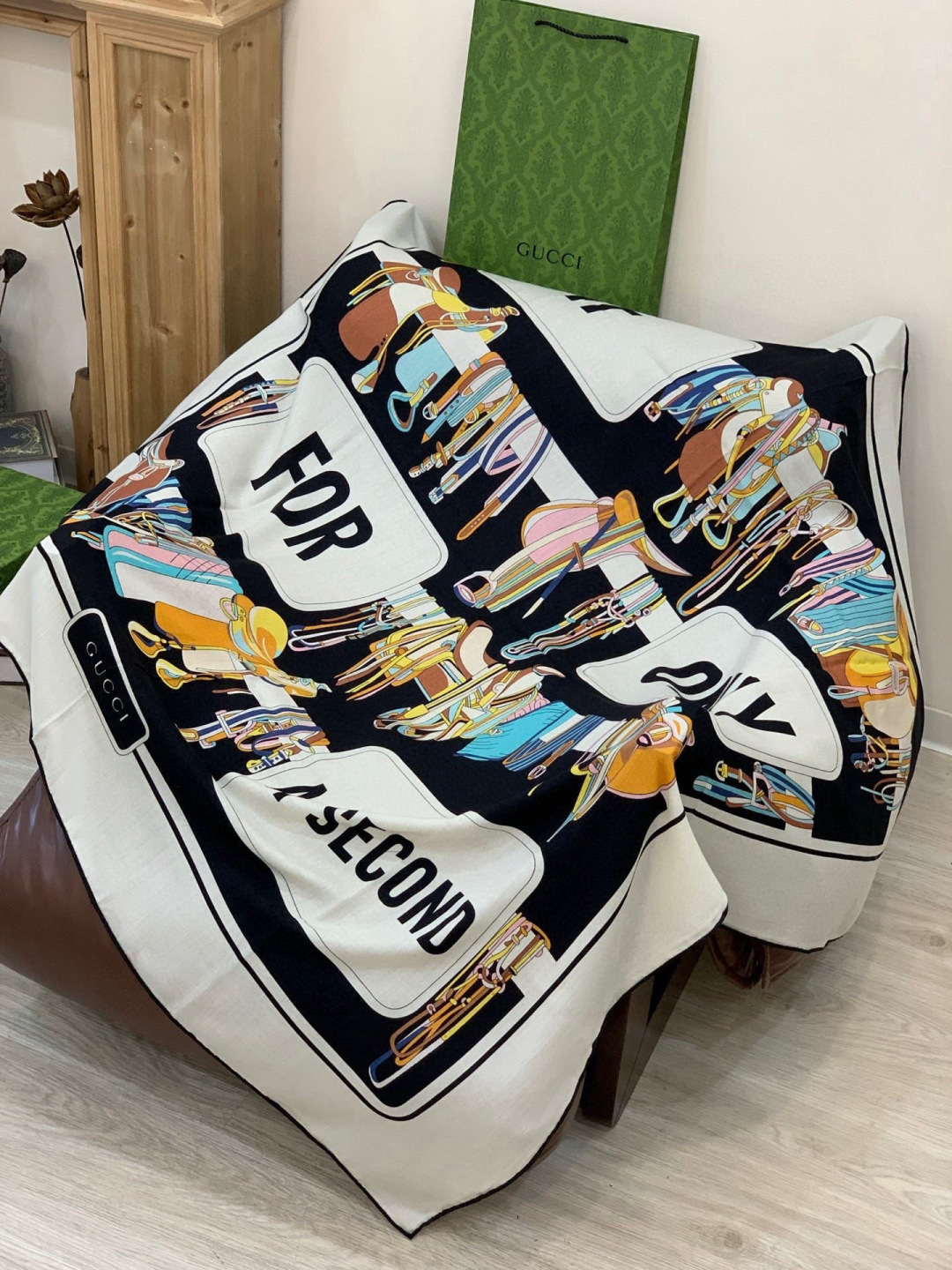 💟Gucci~140双面丝绒披肩马鞍细节和骑马图案以精致色调匠心呈献，意在向品牌与马术世界的深厚渊源致敬