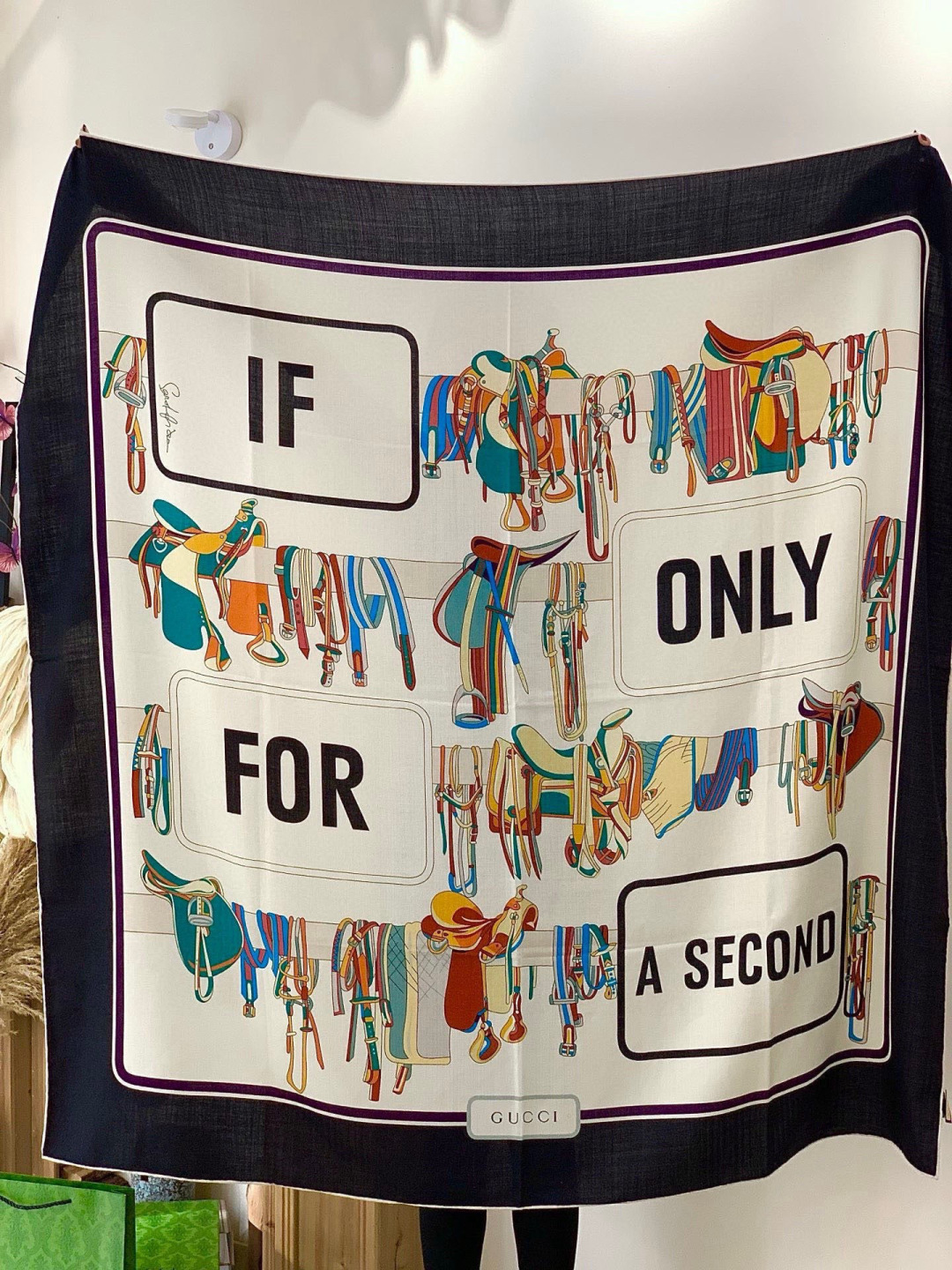 💟Gucci~140双面丝绒披肩马鞍细节和骑马图案以精致色调匠心呈献，意在向品牌与马术世界的深厚渊源致敬