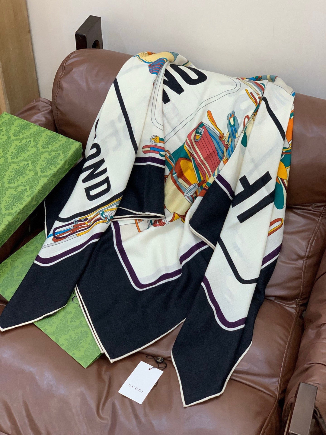 💟Gucci~140双面丝绒披肩马鞍细节和骑马图案以精致色调匠心呈献，意在向品牌与马术世界的深厚渊源致敬